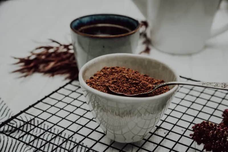 Czy kawa rozpuszczalna jest zdrowa? Odkryj jej tajemnice i zagrożenia