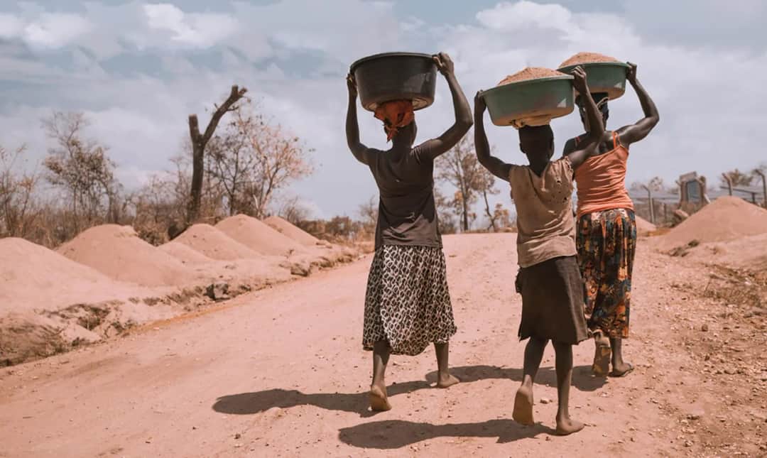 Dlaczego w Afryce jest bieda? Główne przyczyny i jak można to zmienić